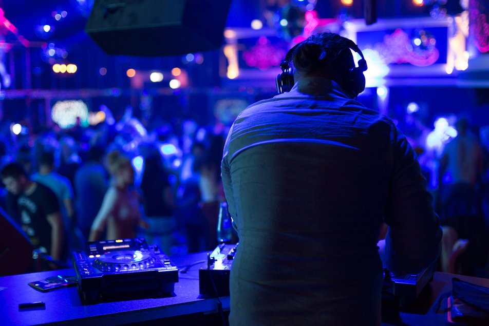Co jest powodem upadku clubbingu w starym stylu? DJ i organizator imprez Hubert Borucki próbuje to wszystko wyjaśnić. Uwaga: Zdjęcie jest tylko ilustracją do tekstu.