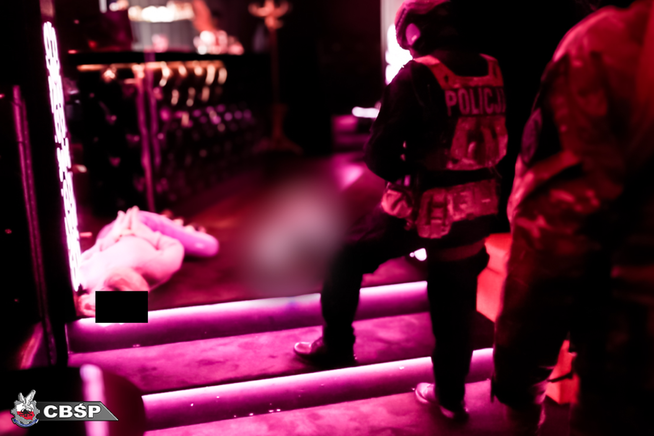 Zakamuflowana agencja towarzyska obok warszawskiego lotniska. Zatrzymano 12 osób