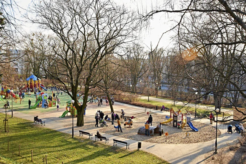 Ten park przyciąga placem zabaw dzieciaki w różnym wieku. I to nie tylko latem