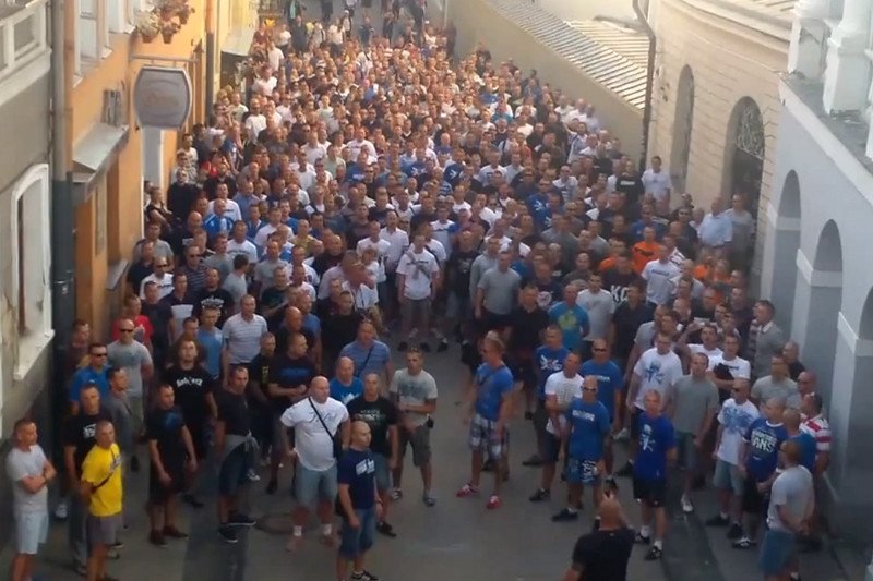 Kibice Lecha Poznań odśpiewali pod Ostrą Bramą "Mazurka Dąbrowskiego".