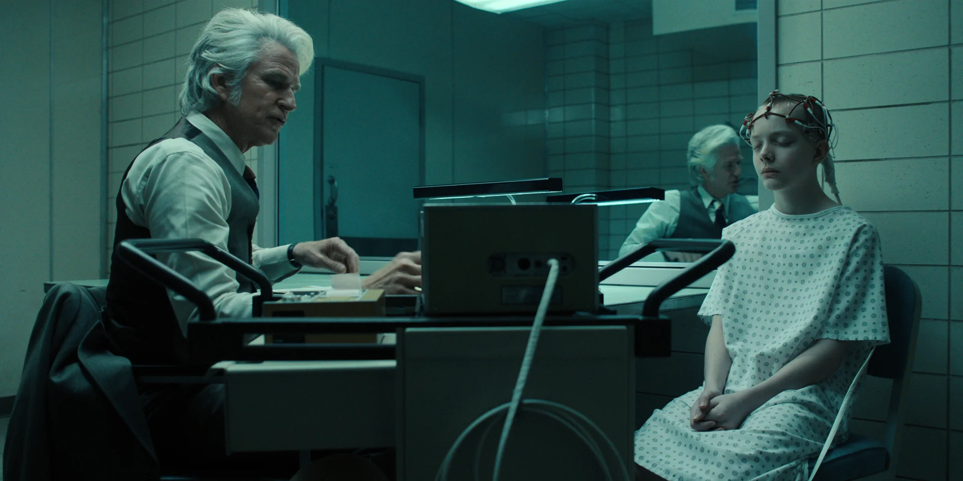 Dr Martin Brenner *Matthew Modine) podczas badań Dziesiątki.