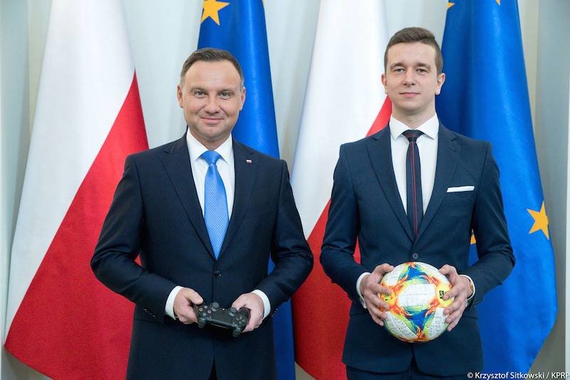 Andrzej Duda zaangażował się w promowanie e-sportu. Powołał drużynę narodową w wirtualnej piłce nożnej.