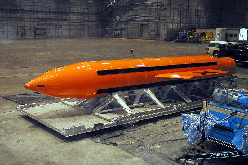 "Matka wszystkich bomb" spadła na kryjówki ISIS.