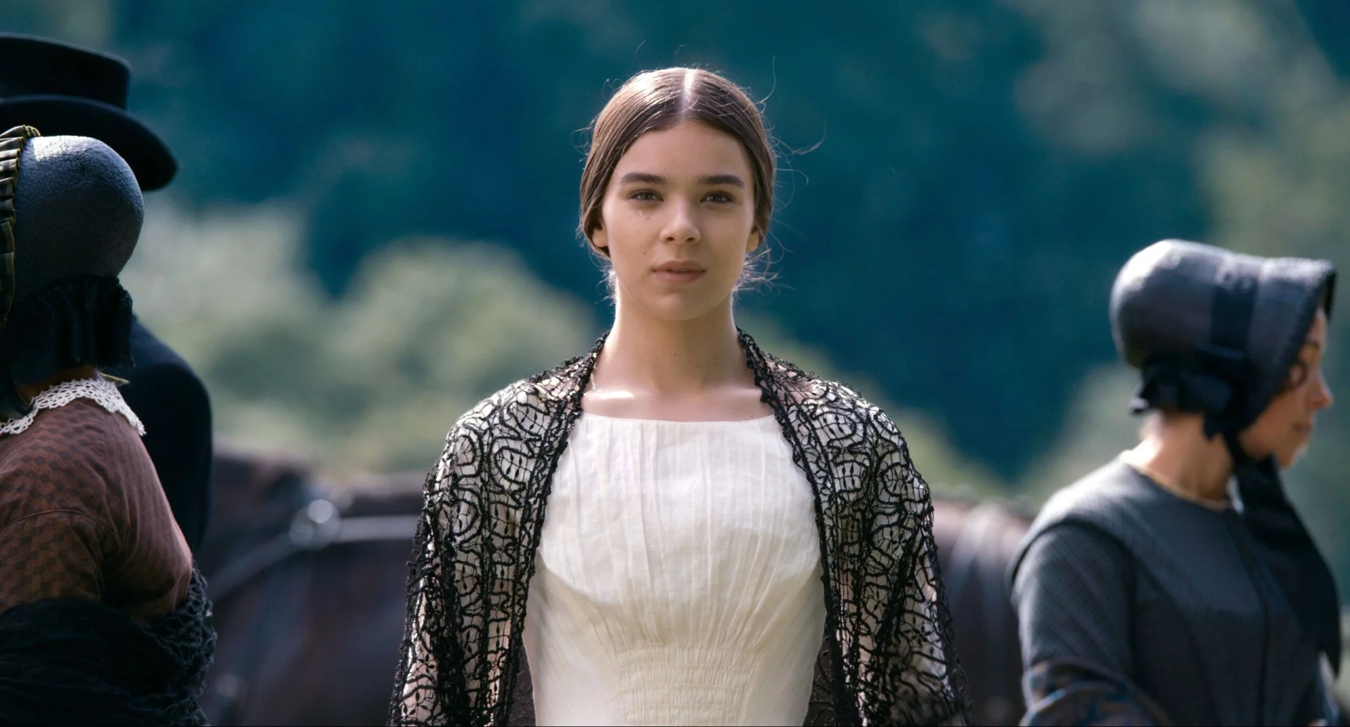Hailee Steinfeld jako Emily Dickinson.