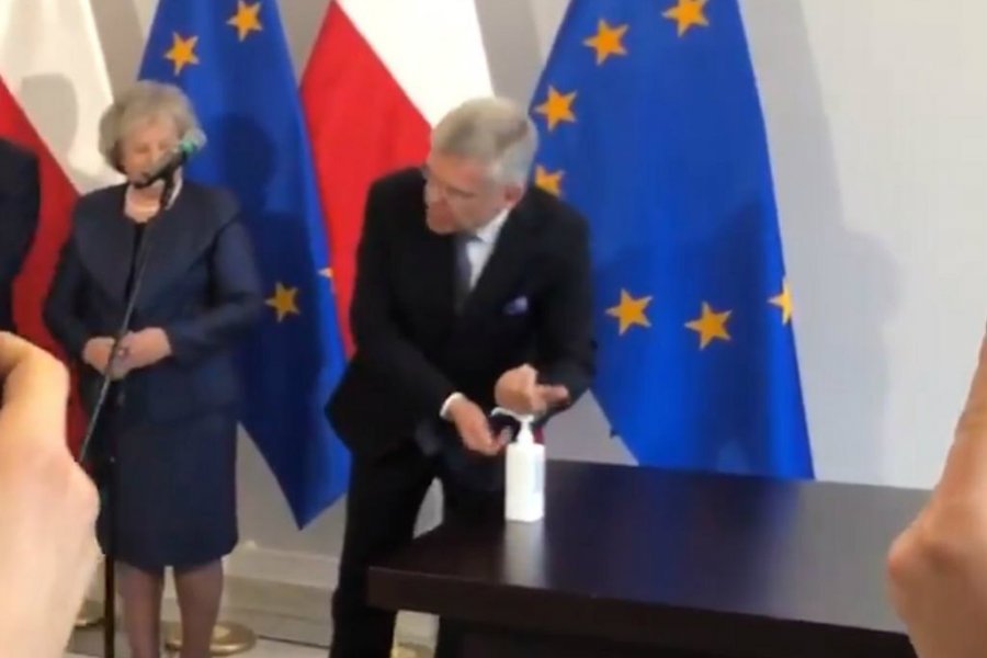 Stanisław Karczewski pokazał jak prawidłowo myć ręce w związku z epidemią koronawirusa.