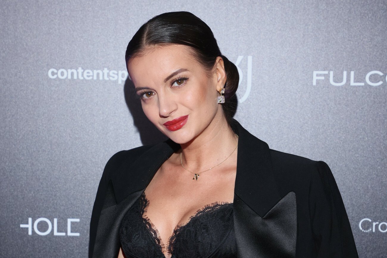 Natalia Janoszek pozuje na czerwonym dywanie w Norwegii