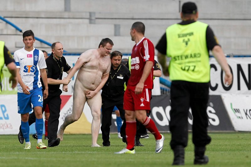 Pan na zdjęciu jest pierwszym w historii ekstraklasy streakerem