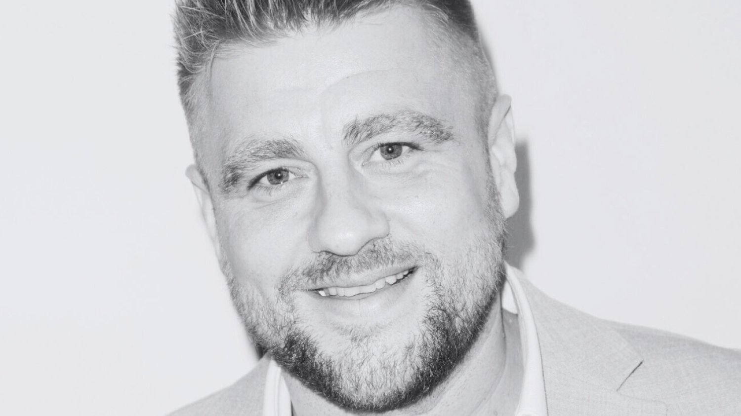 Jakubiak chciał pogodzić się z ojcem, z którym miał trudną relację. "Niestety nie zdążyłem" Tomasz Jakubiak chciał pogodzić się z ojcem. Wzruszające wyznanie kucharza