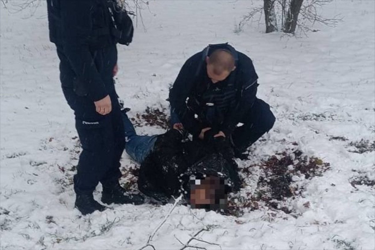 Maksymilian F. był bez kajdanek? Szokujące doniesienia ws. zabójcy policjantów