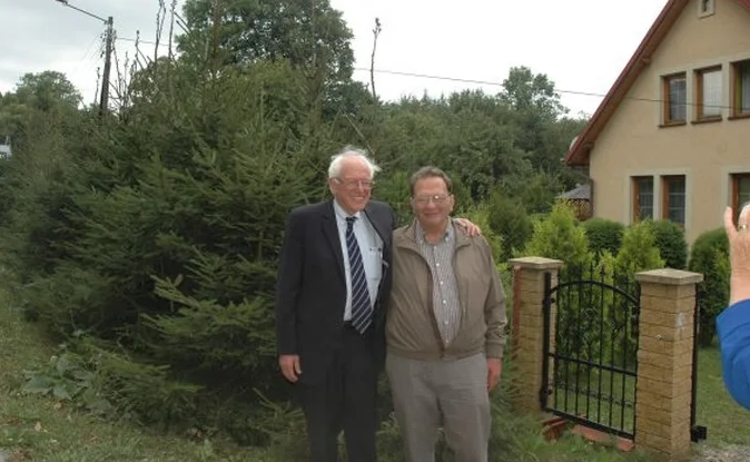 Bernie Sanders i jego brat Larry w miejscu dawnego domu ich ojca.