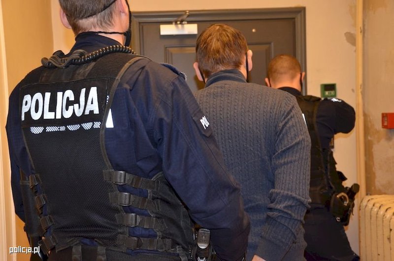 32–letni mężczyzna z Gdańska został zatrzymany przez policję. Był przekonany, że wysyła pornografię 12–letniej dziewczynce. 32–letni mężczyzna z Gdańska został zatrzymany przez policję. Był przekonany, że wysyła pornografię 12–letniej dziewczynce.