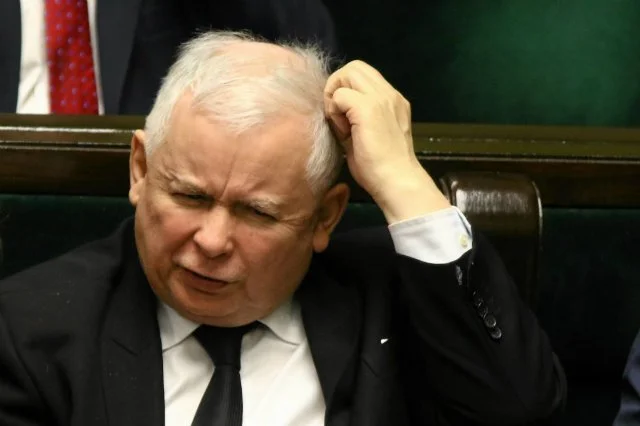 PiS nie może wyjść z sondażowego kryzysu. To już kolejne badanie, w którym partia Kaczyńskiego notuje niższe poparcie.