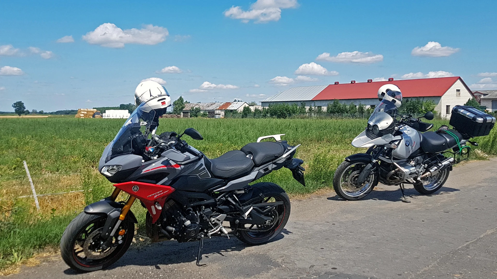 Yamaha Tracer 900 nie boi się stawać do wyścigu z niemiecką konkurencją.