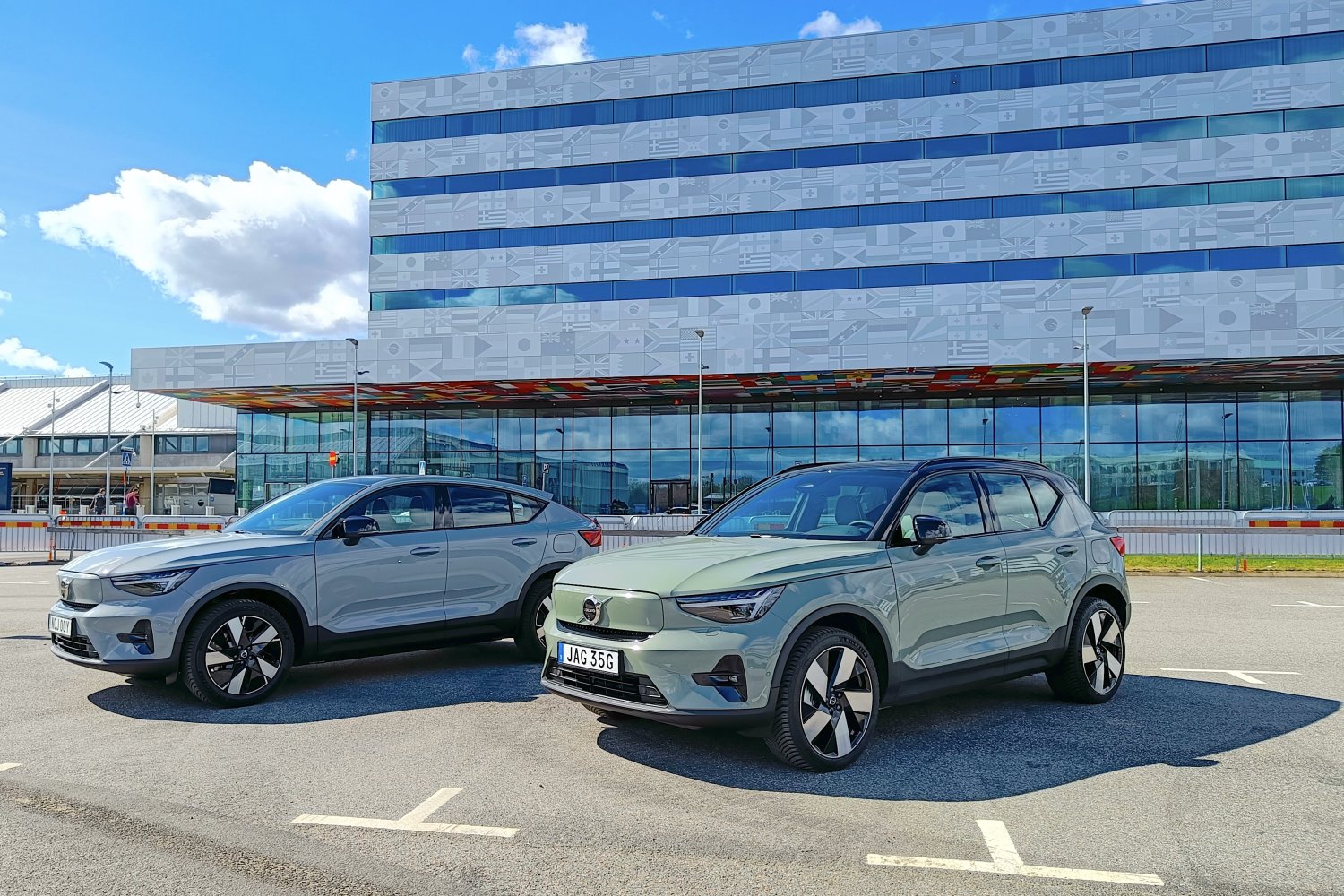 Nowe Volvo XC40 Recharge (na pierwszym planie) i C40 Recharge