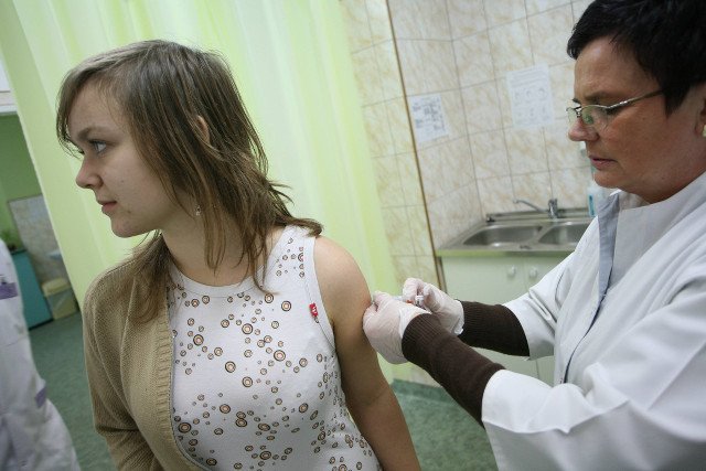 Rok 2008. Uczennica liceum w Żarach przyjmuje refundowaną szczepionkę przeciwko HPV, który wywołuje raka szyjki macicy.