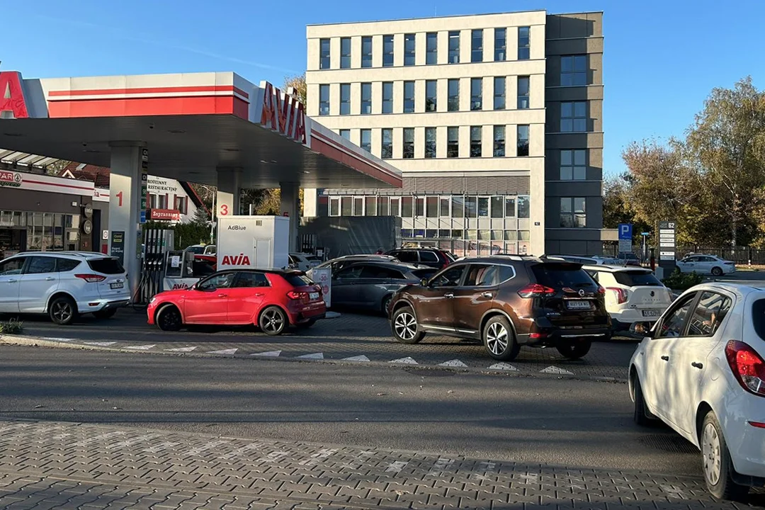 Sieć Avia sprzedaje paliwo za 4,99 zł. Kiedy i gdzie taka promocja? Promocja na benzynę: 5 zł za litr. "Legendarna" akcja sieci Avia