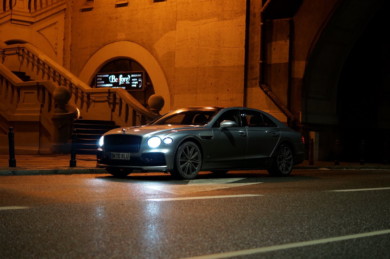 Bentley Flying Spur to jedno z tych aut, które może zostać w rodzinie na pokolenia. Świetnie łączy klasykę z nowoczesnością.