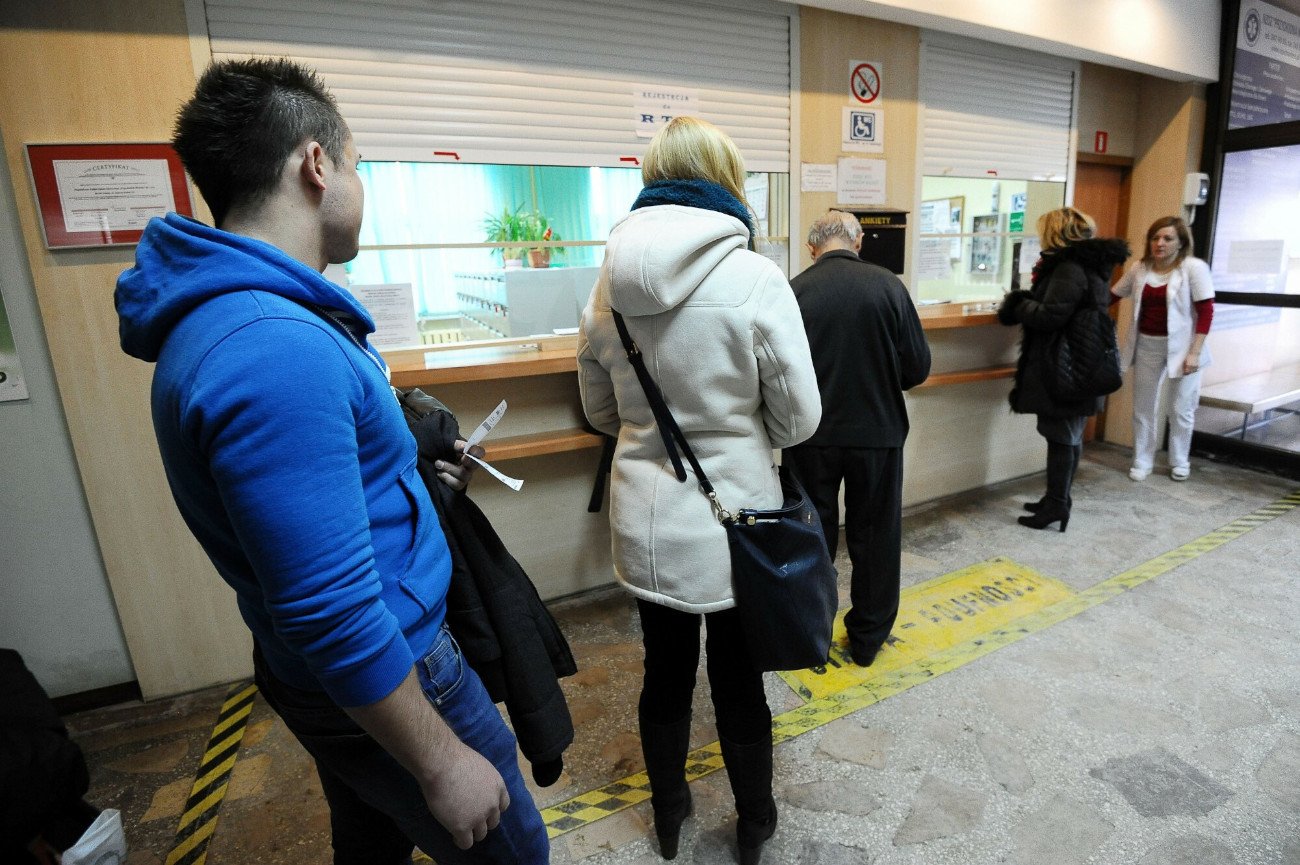 Już wkrótce takich kolejek do rejestracji w przychodni będzie znacznie mniej. Do specjalisty lub na badania zapiszemy się centralnie przez Internet.