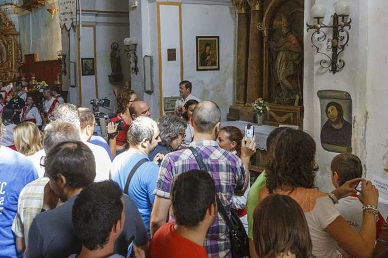 Tłumy turystów przyjechały zobaczyć zniszczony przez Cecilię Gimenez fresk Jezusa