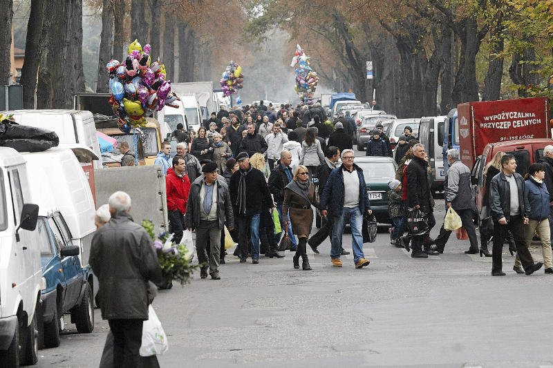 Okolica prawie każdego polskiego cmentarza wygląda właśnie w ten sposób. Tłum ludzi i odpustowe pamiątki.