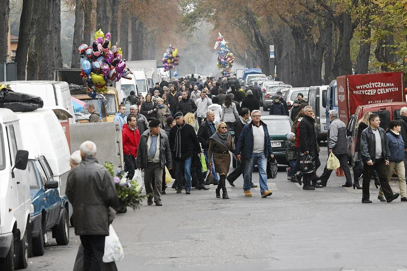 Okolica prawie każdego polskiego cmentarza wygląda właśnie w ten sposób. Tłum ludzi i odpustowe pamiątki.