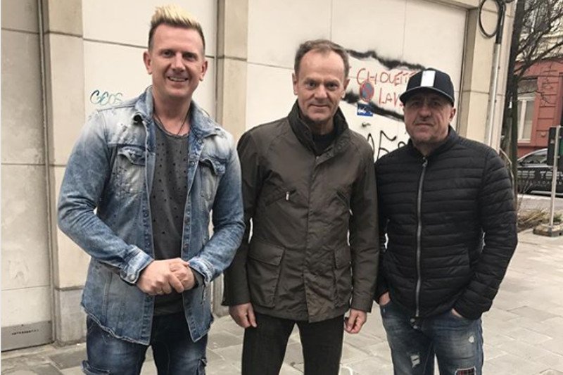Bartek Padyasek z D-Bomb spotkał Donalda Tuska na ulicy w Brukseli przed rokiem. Teraz opowiada, czy to mogła być ustawka.
