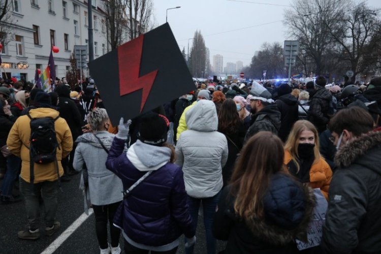Dom prezesa PiS stał się ostatnio tradycyjnym celem antyrządowych demonstracji.