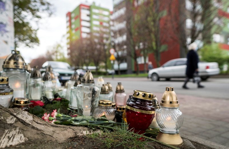Miejsce zastrzelenia policjanta podczas interwencji - Racibórz, ul. Chełmońskiego. Okoliczni mieszkańcy zapalają znicze.