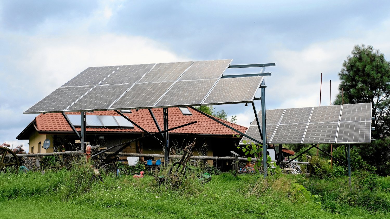 Nowy obowiązek w Polsce. Kto będzie musiał montować panele solarne? Fotowoltaika w nowych domach. Od kiedy?