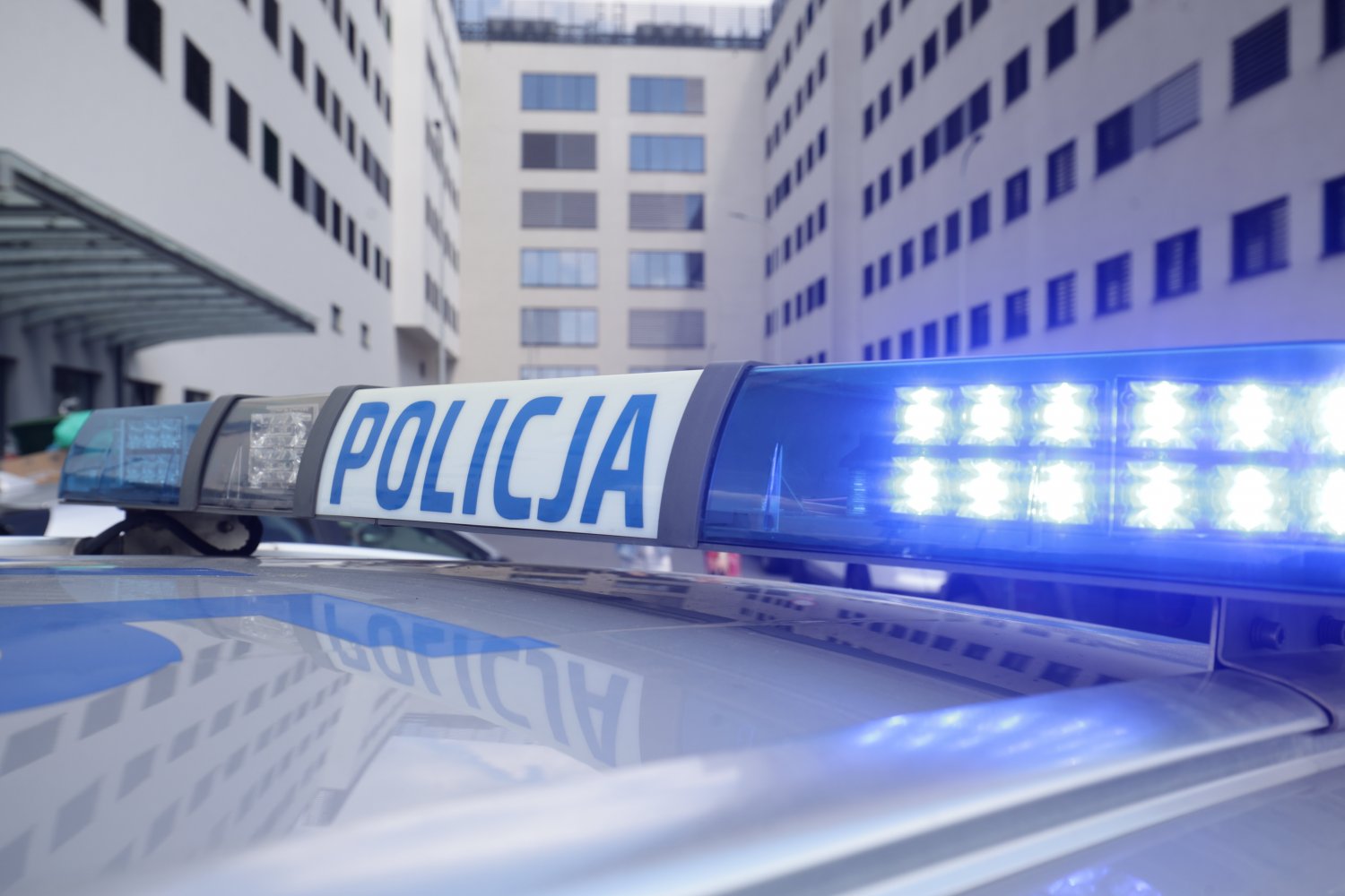 Pilny komunikat polskiej policji. Radiowóz dachował – trwa pościg za kierowcą BMW
