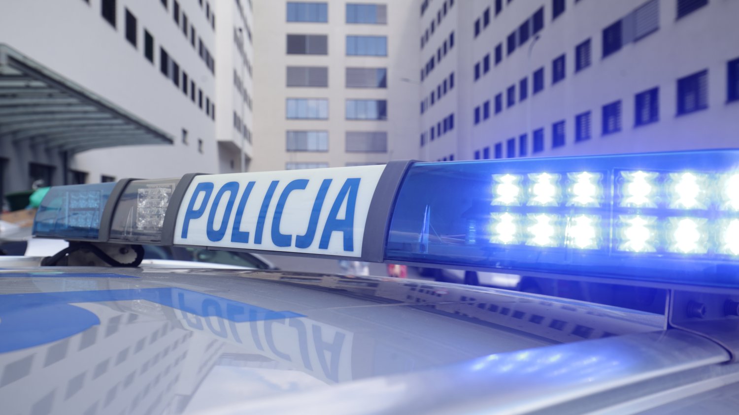 Pilny komunikat polskiej policji. Radiowóz dachował – trwa pościg za kierowcą BMW Pilny komunikat polskiej policji. Radiowóz dachował – trwa pościg za kierowcą BMW