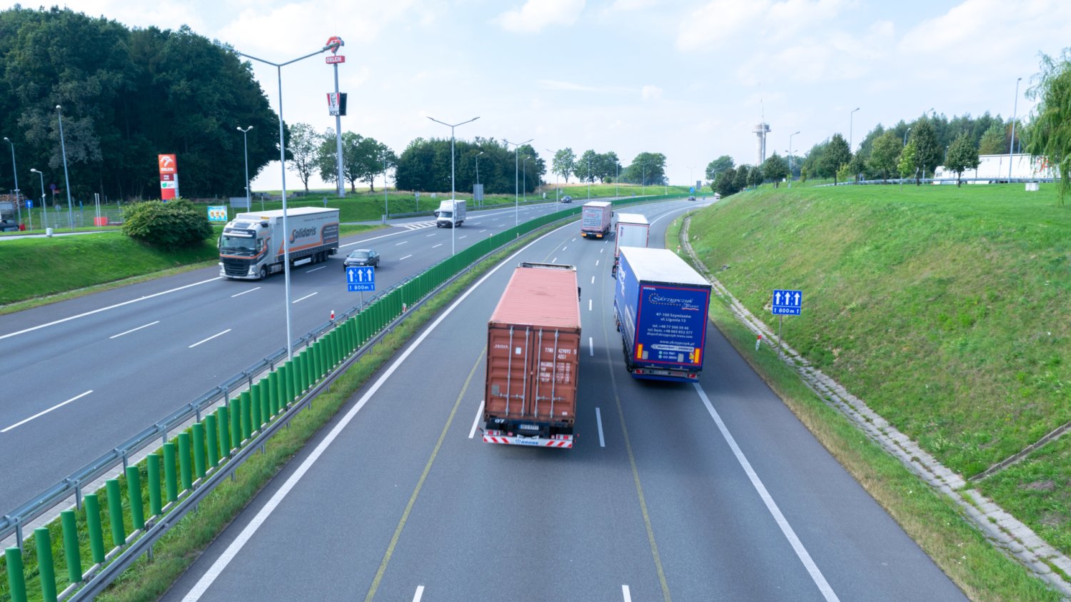 Kary za "wyścigi słoni" to martwe prawo. Rząd chce to zmienić, ale nie tak jak myślicie TIRy wyprzedzają się na drogach szybkiego ruchu i autostradach. Będą zmiany w przepisach?