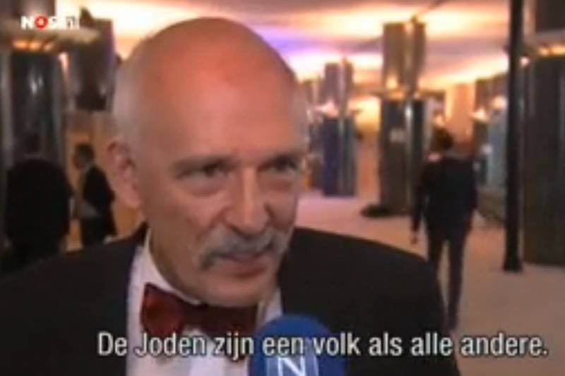 Janusz Korwin-Mikke udziela wywiadu po angielsku. Tłumaczy holenderskim mediom, że nie jest antysemitą