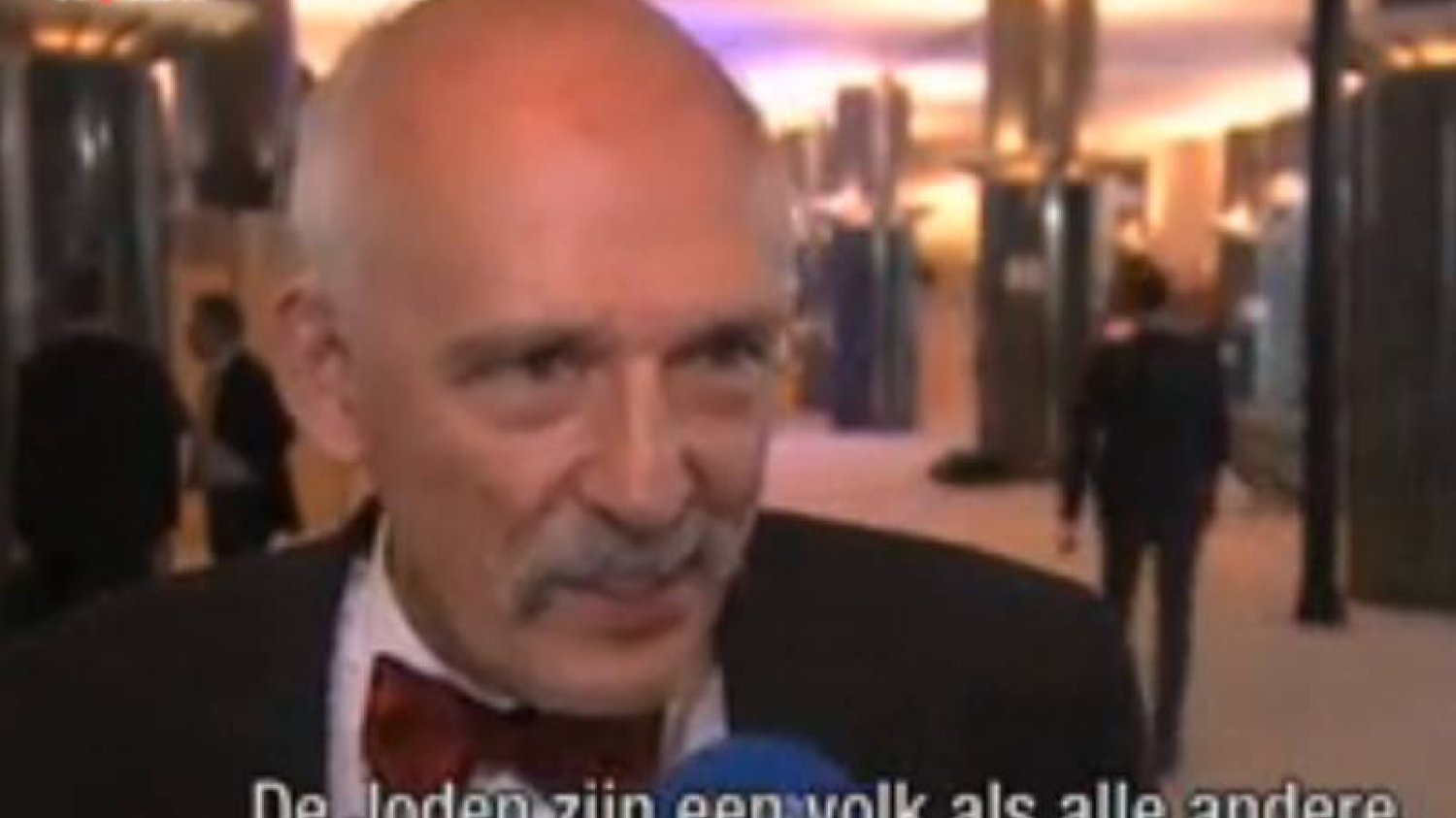 Janusz Korwin-Mikke udziela wywiadu po angielsku. Tłumaczy holenderskim mediom, że nie jest antysemitą