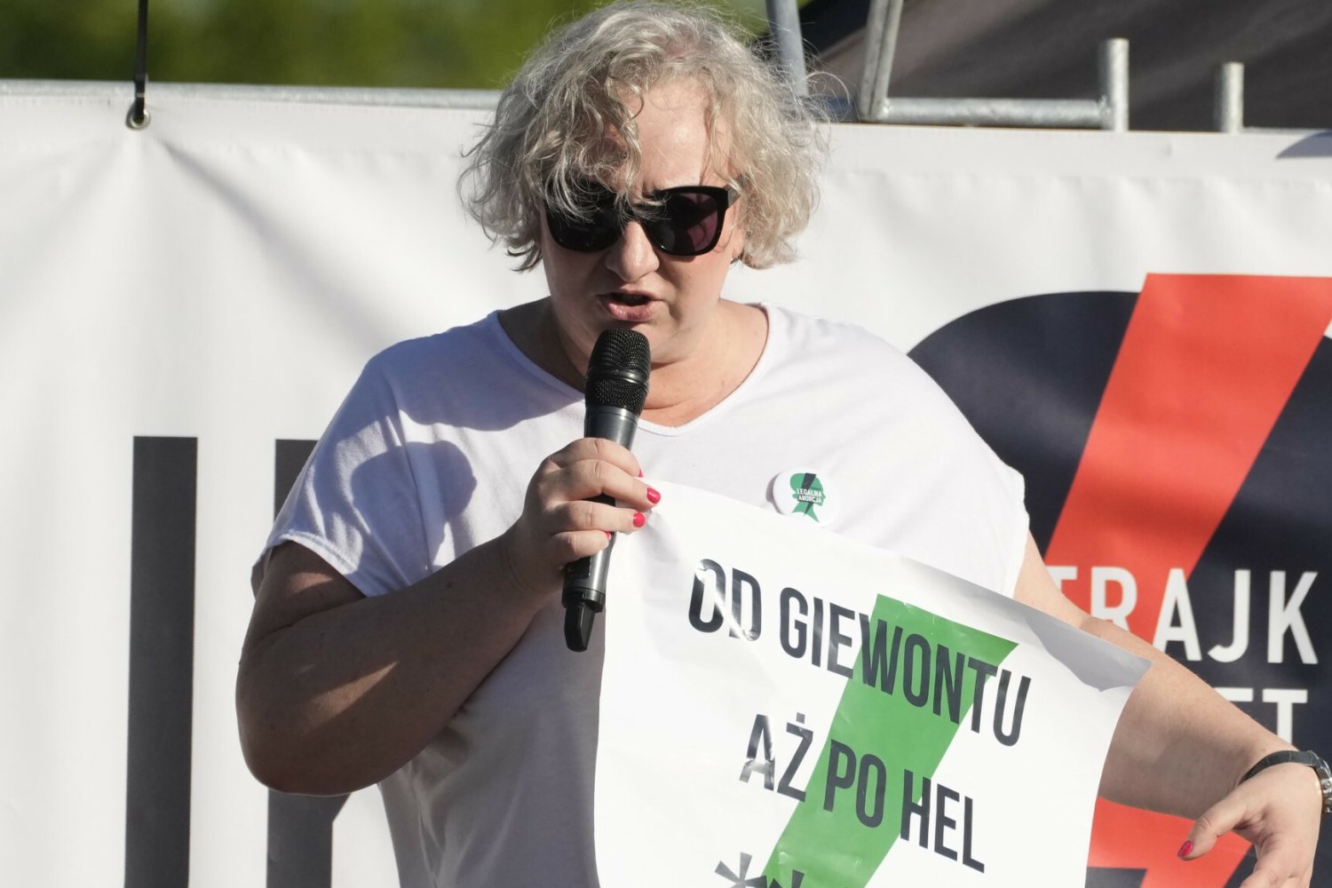 Dziennikarz pomylony z Kosiniakiem-Kamyszem. W tle protest Lempart.