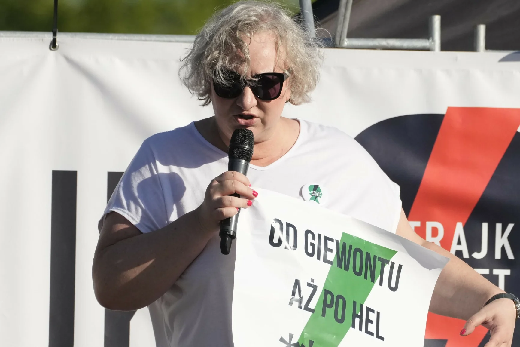 Dziennikarz pomylony z Kosiniakiem-Kamyszem. W tle protest Lempart.