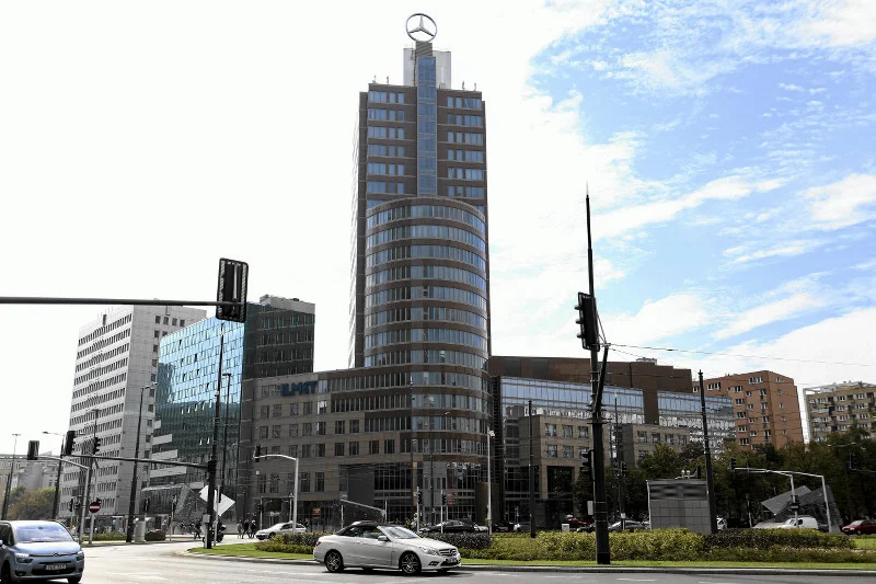Ten "budyneczek" jest za niski, aby stać w centrum miasta. Mimo, ż powstał dopiero w 1997 roku - zostanie zrównany z ziemią.