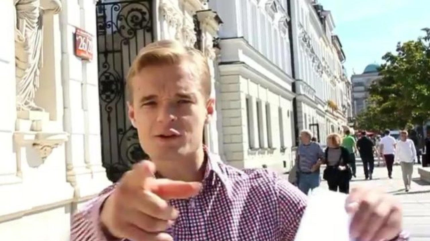 Internet nie zapomina, ale 15 minut sławy już minęło. Bohater klipu właśnie opuścił PiS.