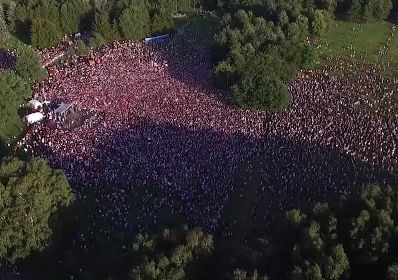 Na wiecu Damskiego Triumwiratu, rywalek Łukaszenki, w Mińsku pojawiło się prawie 50 tys. ludzi.