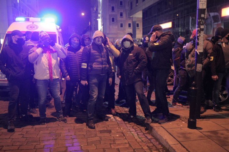 Nieumundurowani policjanci mogli zostać zdekonspirowani.