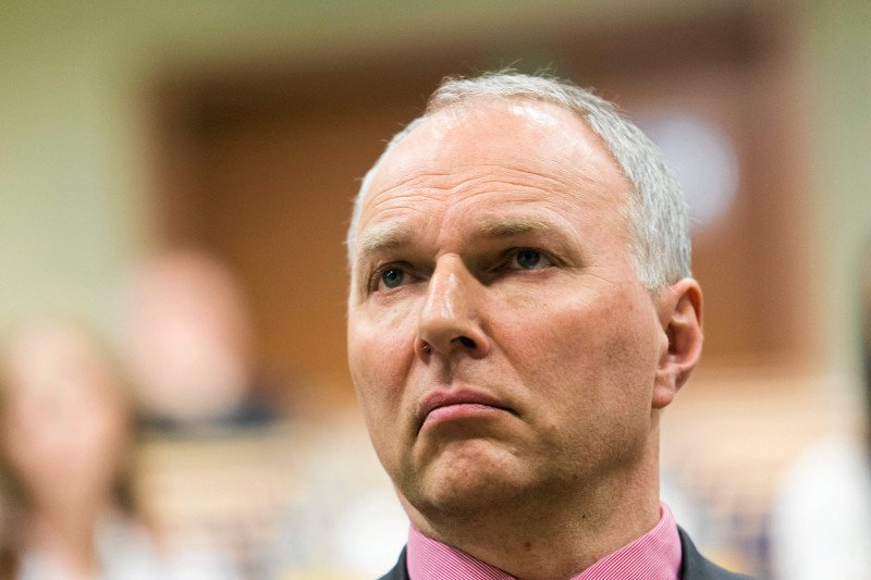 Jarosław Kurski nie oszczędza prezesa PiS i szefa MON przed 10 kwietnia, poplecznicy PiS odpowiadają mu ostro na Twitterze.