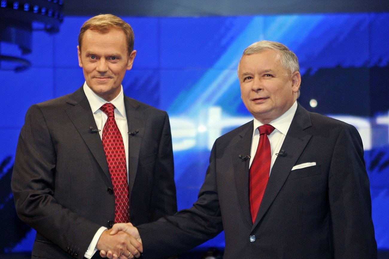 Jarosław Kaczyński i Donald Tusk zdominowali nowy sondaż. Zdjęcie pochodzi z debaty telewizyjnej w 2007 r.