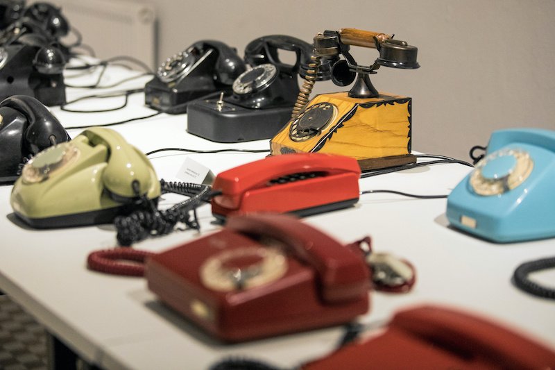 Kolekcja telefonów Henryka Świerszcza. Zdjęcie ilustracyjne.