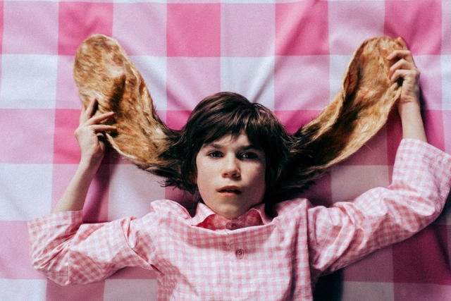 Nastoletni Michał Domek głową jest jeszcze w piaskownicy, ale ciało kieruje go już gdzie indziej - do świata seksu, gdzie wszystko wzbudza jednoznaczne skojarzenia. To postać, którą stworzył Kuba Czekaj, 32-letni reżyser z Wrocławia.