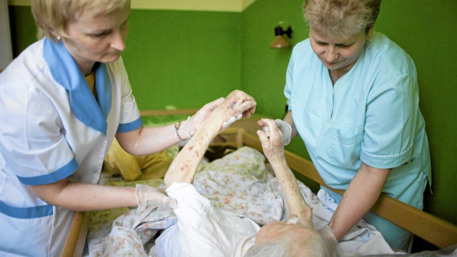 W placówkach opiekuńczych seniorzy mają zapewnioną fachową pomoc