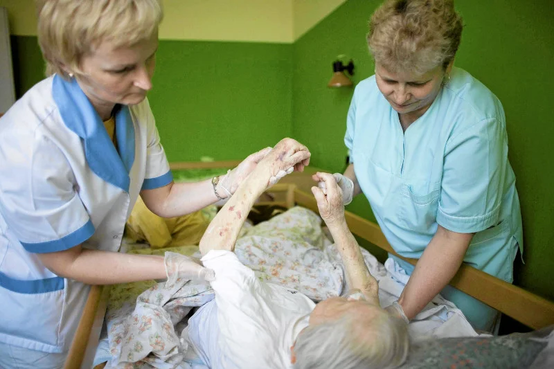 W placówkach opiekuńczych seniorzy mają zapewnioną fachową pomoc