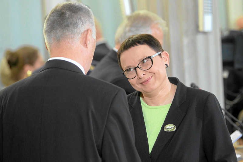 Była minister edukacji Katarzyna Hall mówi, że prowadzenie kampanii wyborczej w szkole i z udziałem dzieci to złamanie prawa.