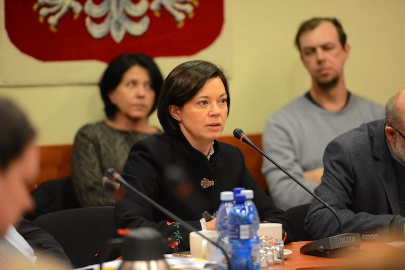 Ochota, Warszawa. Obrady rady dzielnicy (2016). Na pierwszym planie burmistrzyni Ochoty Katarzyna Łęgiewicz (KO).