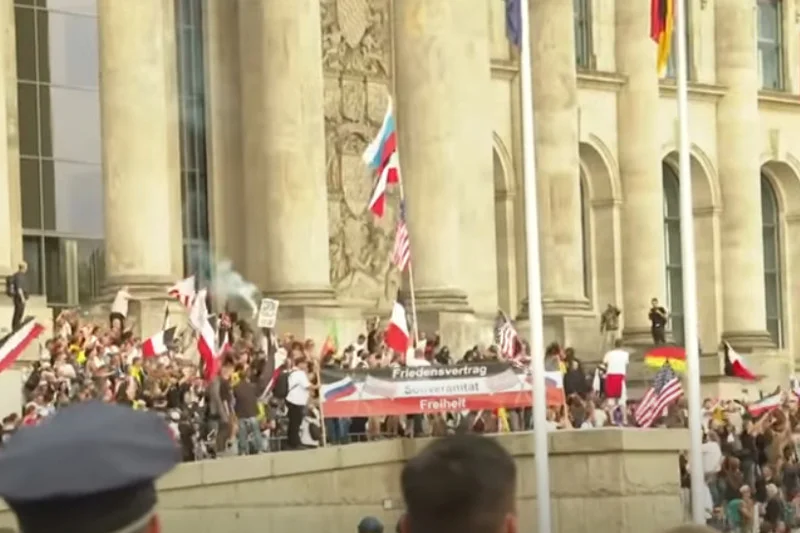 29 sierpnia w Berlinie odbył się wielki protest przeciwko restrykcjom związanym z covid-19. Protestowało ok. 40 tys. osób. Część osób zaczęła szturmować gach parlamentu.