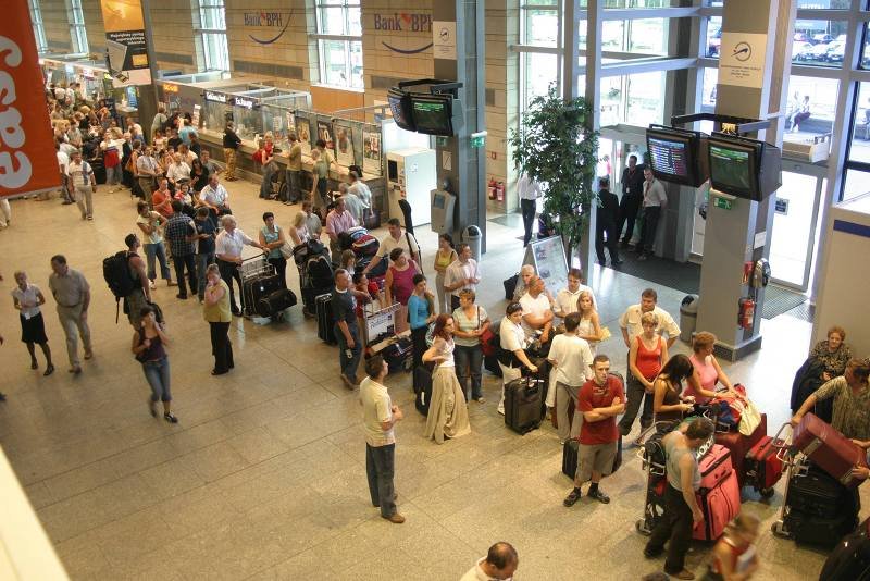 Kolejki do odprawy na lotnisku w Balicach